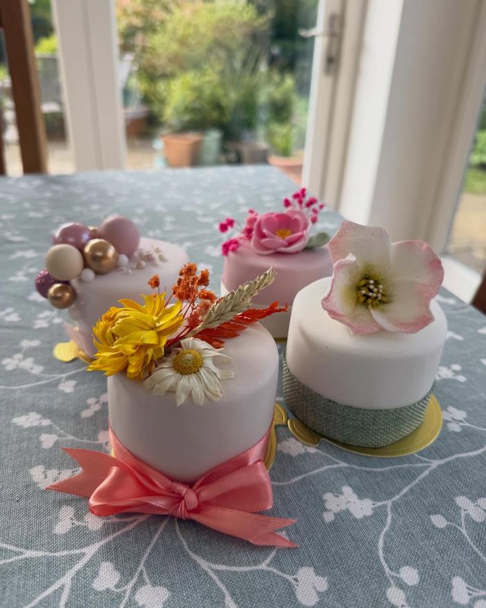 Autumn Flower Mini Cakes