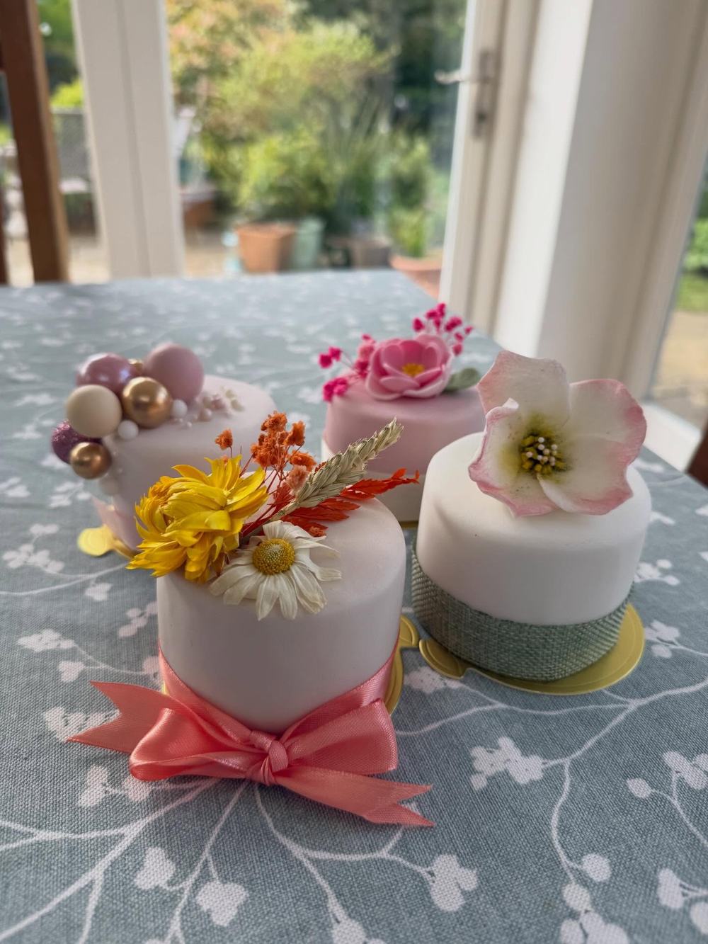 Autumn Flower Mini Cakes